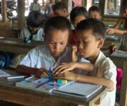 In Myanmar gibt es eine Schulpflicht für vier Jahre. Zu sehen sind Schüler einer Klosterschule.