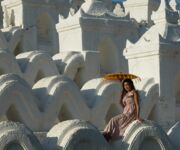 Junge Burmesen lassen sich gerne an der Hsinbyume-Pagode auf der Insel Mingun fotografieren.