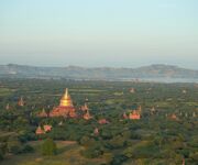 Bagan war die erste Hauptstadt des burmesischen Königreiches. Eine Ballon-Fahrt über das Pagodenfeld aus dem 11. bis 13. Jahrhundert ist ein besonderes Ereignis. Während der Blütezeit standen hier ca. 6000 Pagoden. Heute sind es immer noch über 2000.